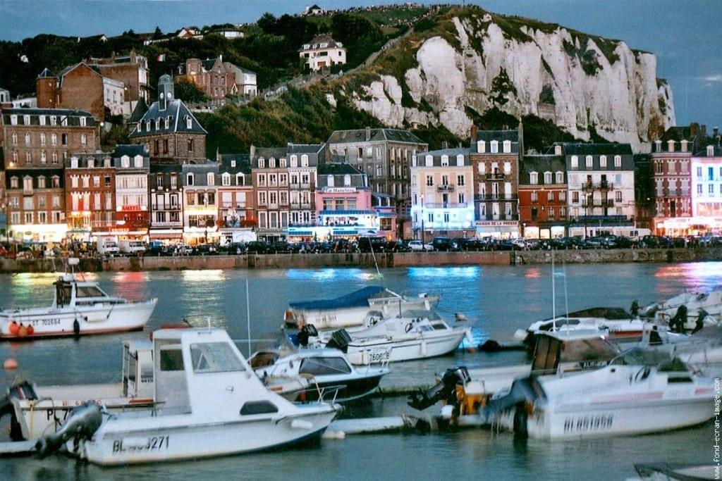 Logement A Deux Pas De La Plage Et Des Commerces 勒特雷波尔 外观 照片